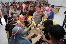 Polres Magetan Gelar Gerakan Pangan Murah Untuk Masyarakat Dengan Harga Terjangkau 16 Polres Magetan Gelar Gerakan Pangan Murah Untuk Masyarakat Dengan Harga Terjangkau