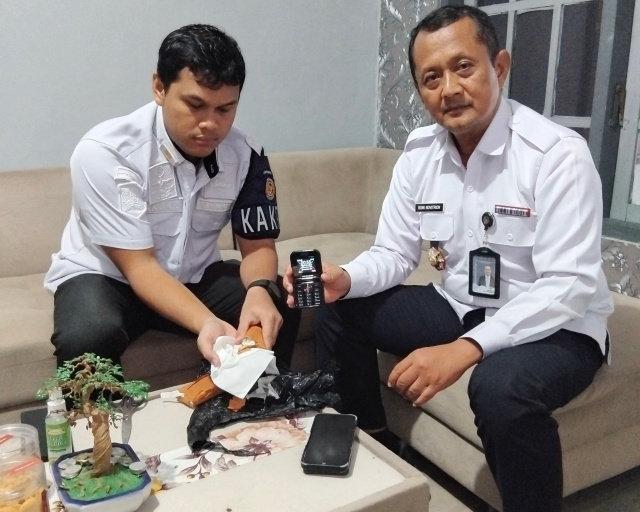 Petugas Lapas Blitar gagalkan Penyelundupan HP dan Ratusan Pil LL 8 Petugas Lapas Blitar gagalkan Penyelundupan HP dan Ratusan Pil LL