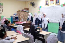 Siswa SMA Al Hikmah Surabaya Mengajar di Sekolah Dasar saat Ramadhan 11 Siswa SMA Al Hikmah turun langsung ke sejumlah sekolah dasar dan Madrasah Ibtidaiyah untuk berbagi ilmu, (13/3/2026). (Istimewa)