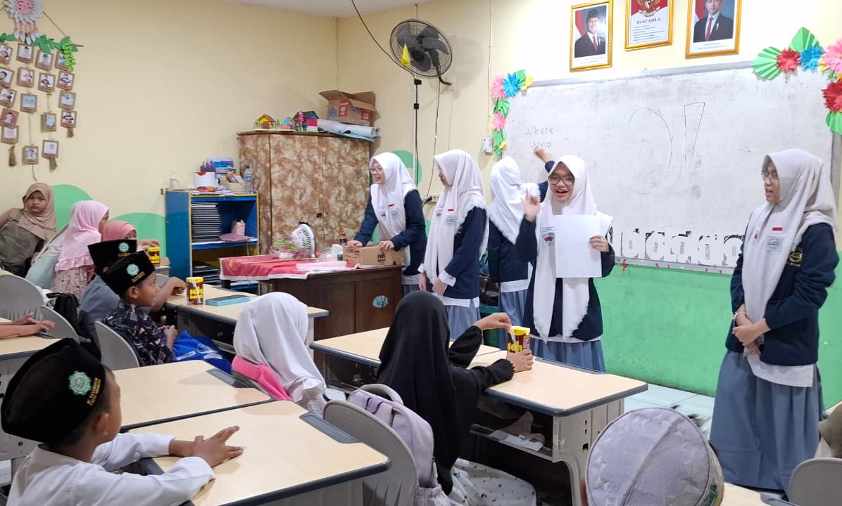 Siswa SMA Al Hikmah turun langsung ke sejumlah sekolah dasar dan Madrasah Ibtidaiyah untuk berbagi ilmu, (13/3/2026). (Istimewa)