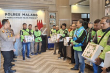 Polres Malang Bagikan Bingkisan Lebaran Untuk Komunitas Ojek Online 19 Polres Malang Bagikan Bingkisan Lebaran Untuk Komunitas Ojek Online
