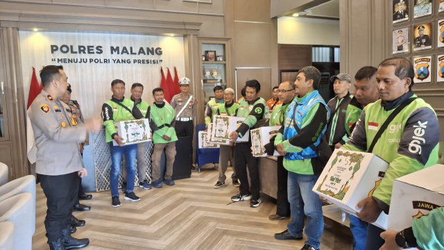 Polres Malang Bagikan Bingkisan Lebaran Untuk Komunitas Ojek Online