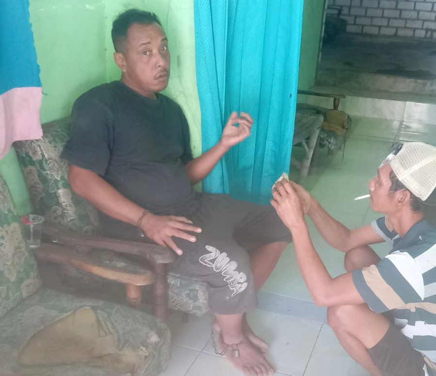 Aksi Humanis Polisi di Lamongan Jemput Pemuda Dipasung di Desa Karanglangit