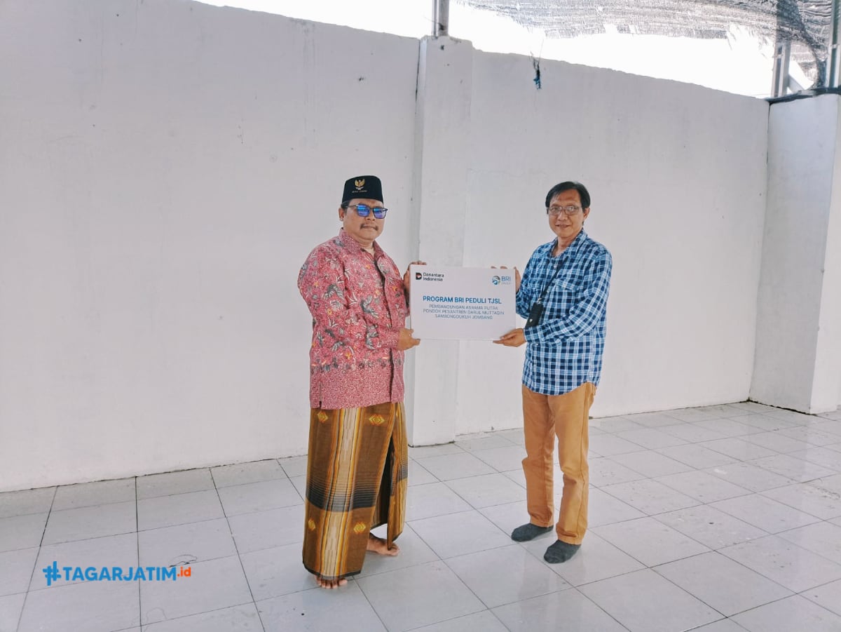 Senyum Santri Ponpes Darul Muttaqin Terima Bantuan Asrama