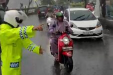 Diguyur Hujan Saat Puasa, Satlantas Polresta Malang Kota Tetap Siaga Urai Kemacetan 15 Diguyur Hujan Saat Puasa, Satlantas Polresta Malang Kota Tetap Siaga Urai Kemacetan