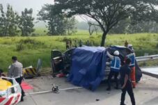 1 Tewas dan 7 Luka, Mobil Pemudik Tabrak Besi Pembatas di Tol Ngawi-Solo 9 1 Tewas dan 7 Luka, Mobil Pemudik Tabrak Besi Pembatas di Tol Ngawi-Solo