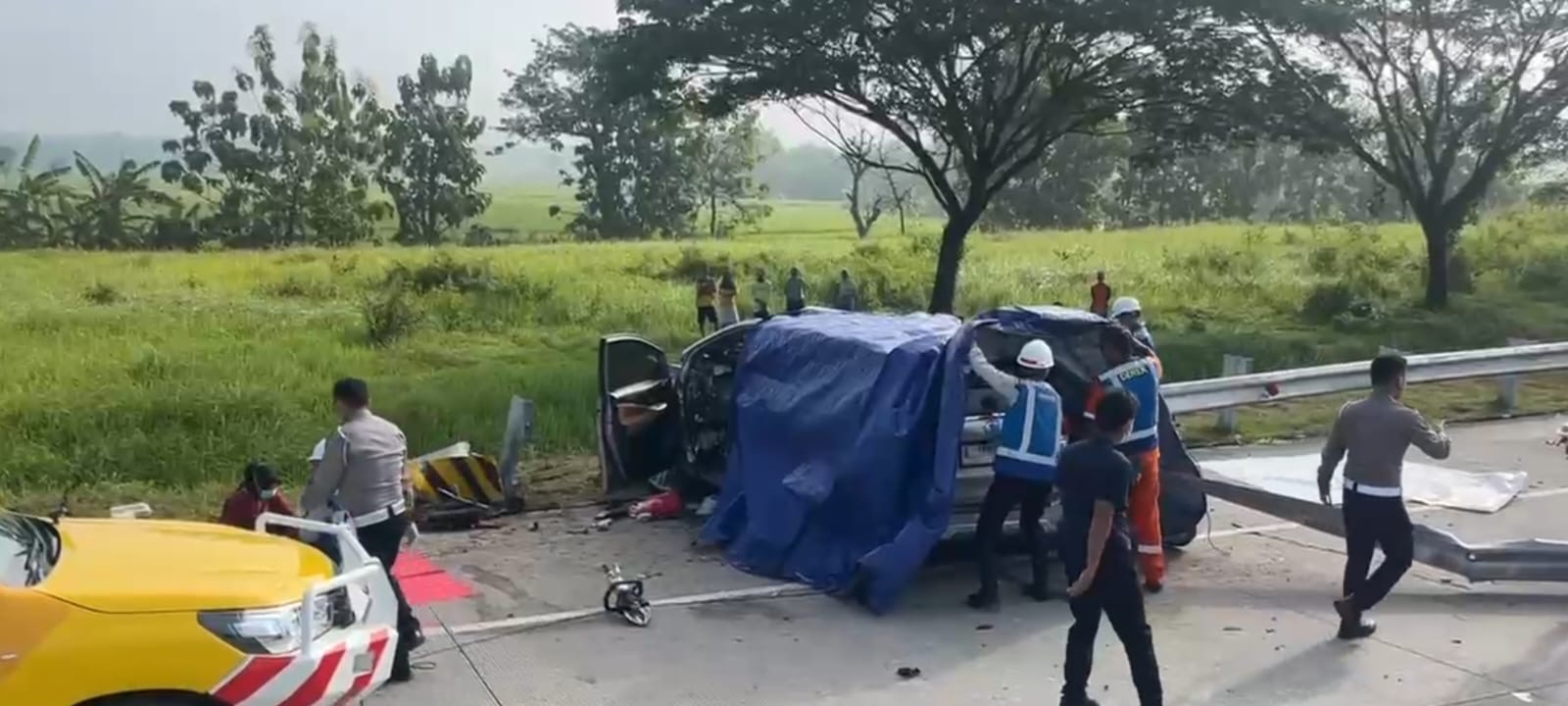 1 Tewas dan 7 Luka, Mobil Pemudik Tabrak Besi Pembatas di Tol Ngawi-Solo 4 1 Tewas dan 7 Luka, Mobil Pemudik Tabrak Besi Pembatas di Tol Ngawi-Solo