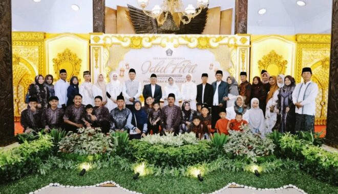 Pemkab Blitar Gelar Open House Idul Fitri Dihadiri Ribuan Masyarakat 2 Bupati Blitar Rijanto bersama Wakil Bupati Beky Herdiansyah menggelar open house di Pendopo Ronggo Hadinegoro (Dok. Prokopim Blitar untuk tagarjatim.id)