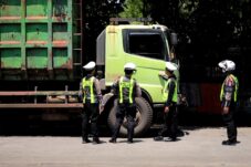 Satlantas Polres Gresik Tertibkan Angkutan Barang Sumbu 3 di Raya Bunder 7 Satlantas Polres Gresik Tertibkan Angkutan Barang Sumbu 3 di Raya Bunder