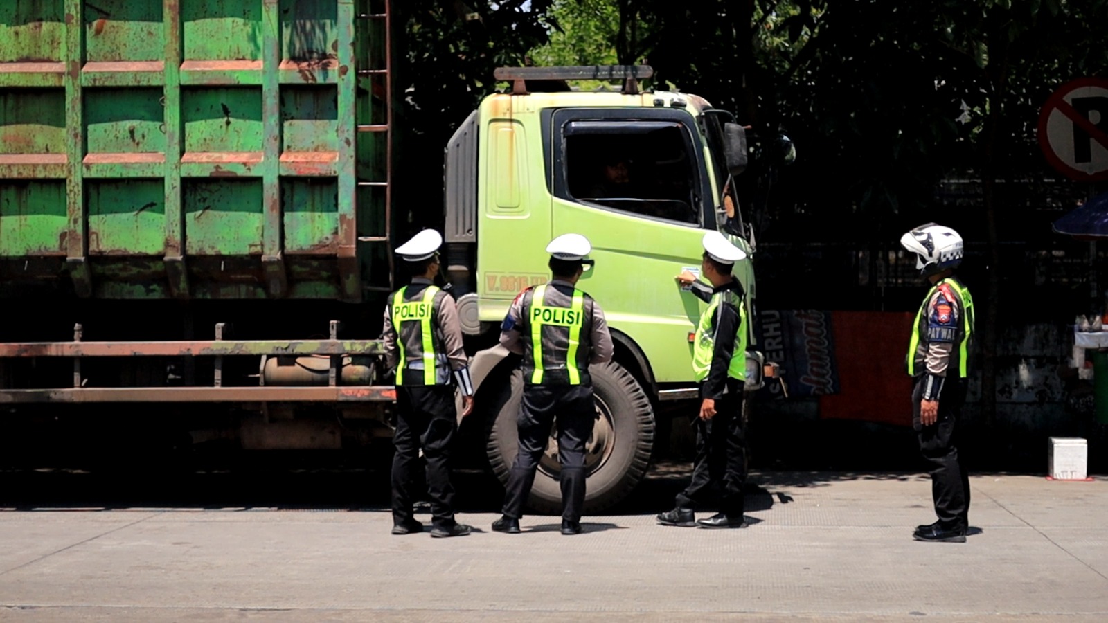 Satlantas Polres Gresik Tertibkan Angkutan Barang Sumbu 3 di Raya Bunder 15 Satlantas Polres Gresik Tertibkan Angkutan Barang Sumbu 3 di Raya Bunder