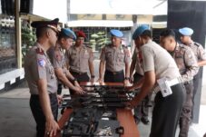 Cegah Penyalahgunaan, Propam Polres Lamongan Cek Senpi Anggota 7 Cegah Penyalahgunaan, Propam Polres Lamongan Cek Senpi Anggota