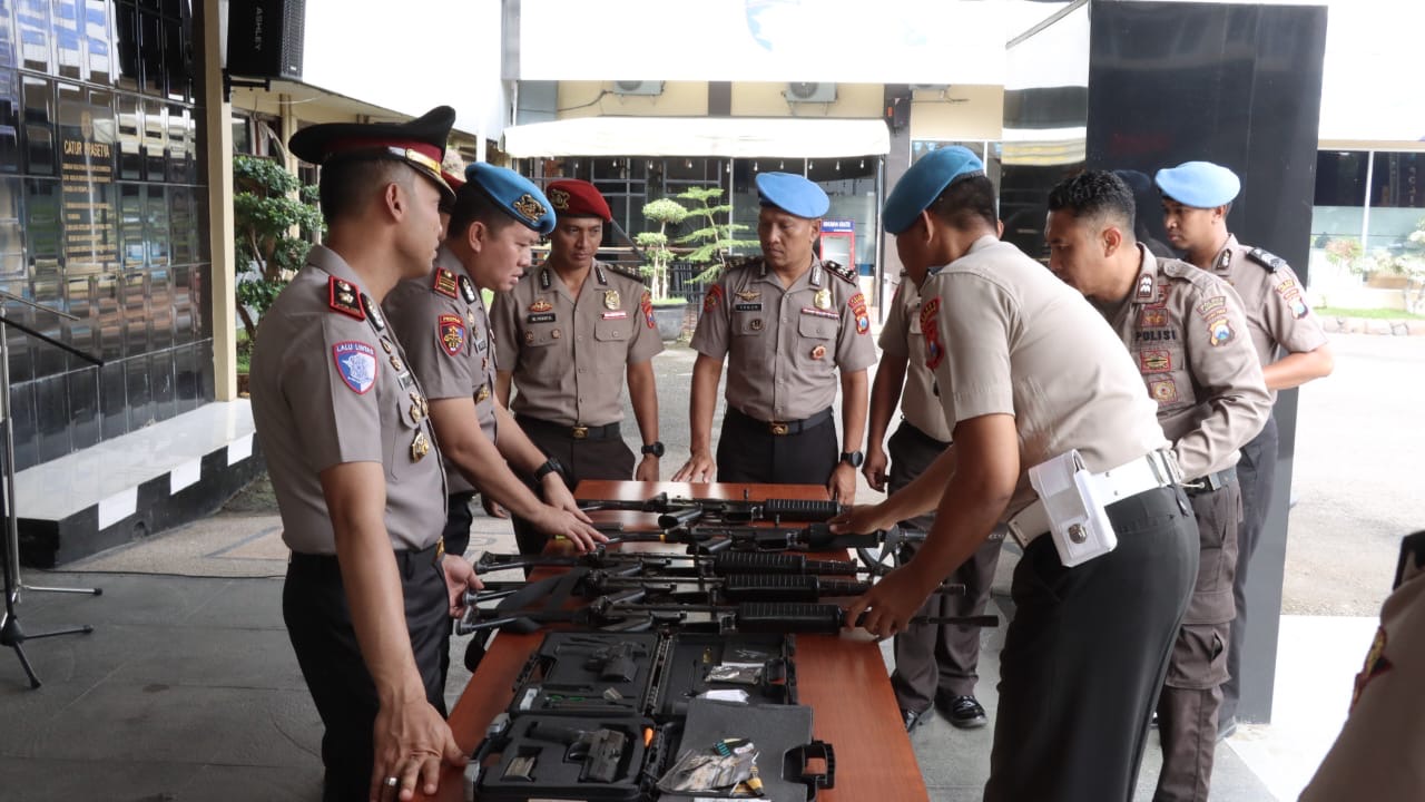 Cegah Penyalahgunaan, Propam Polres Lamongan Cek Senpi Anggota
