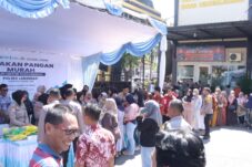 Polres Lamongan Gelar Gerakan Pangan Murah Jelang Lebaran 1 Polres Lamongan Gelar Gerakan Pangan Murah Jelang Lebaran