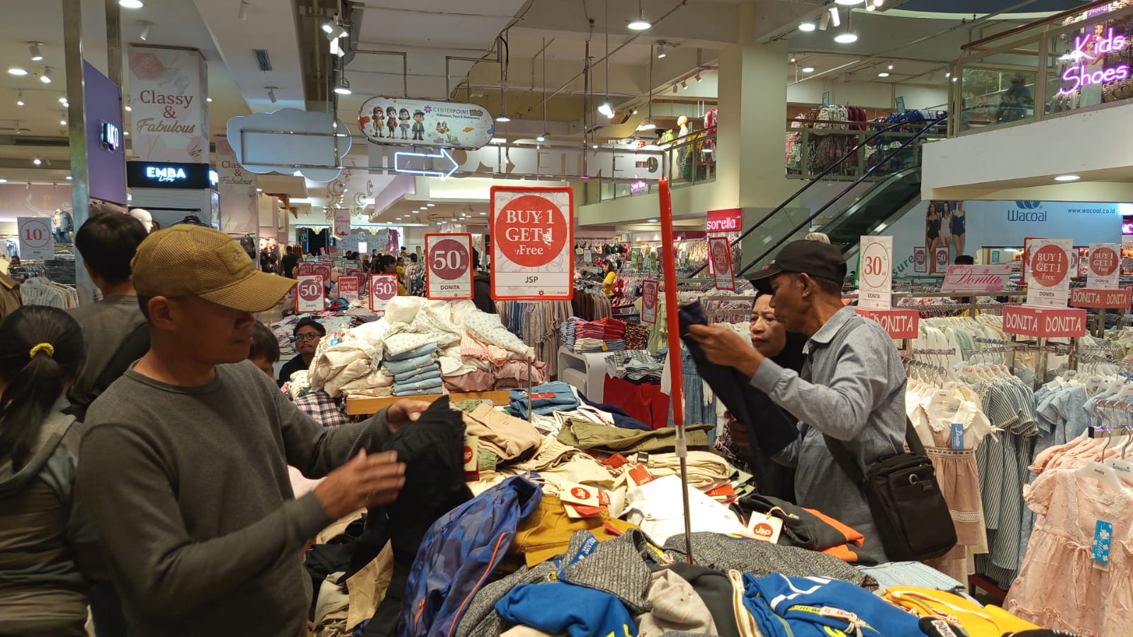 Ribuan Warga Malang Mulai Serbu Mall Belanja Baju Lebaran