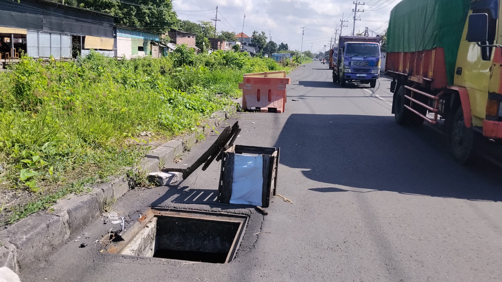 Besi Penutup Gorong-gorong di Jalan Raya Gedangan Hilang, Diduga Dicuri