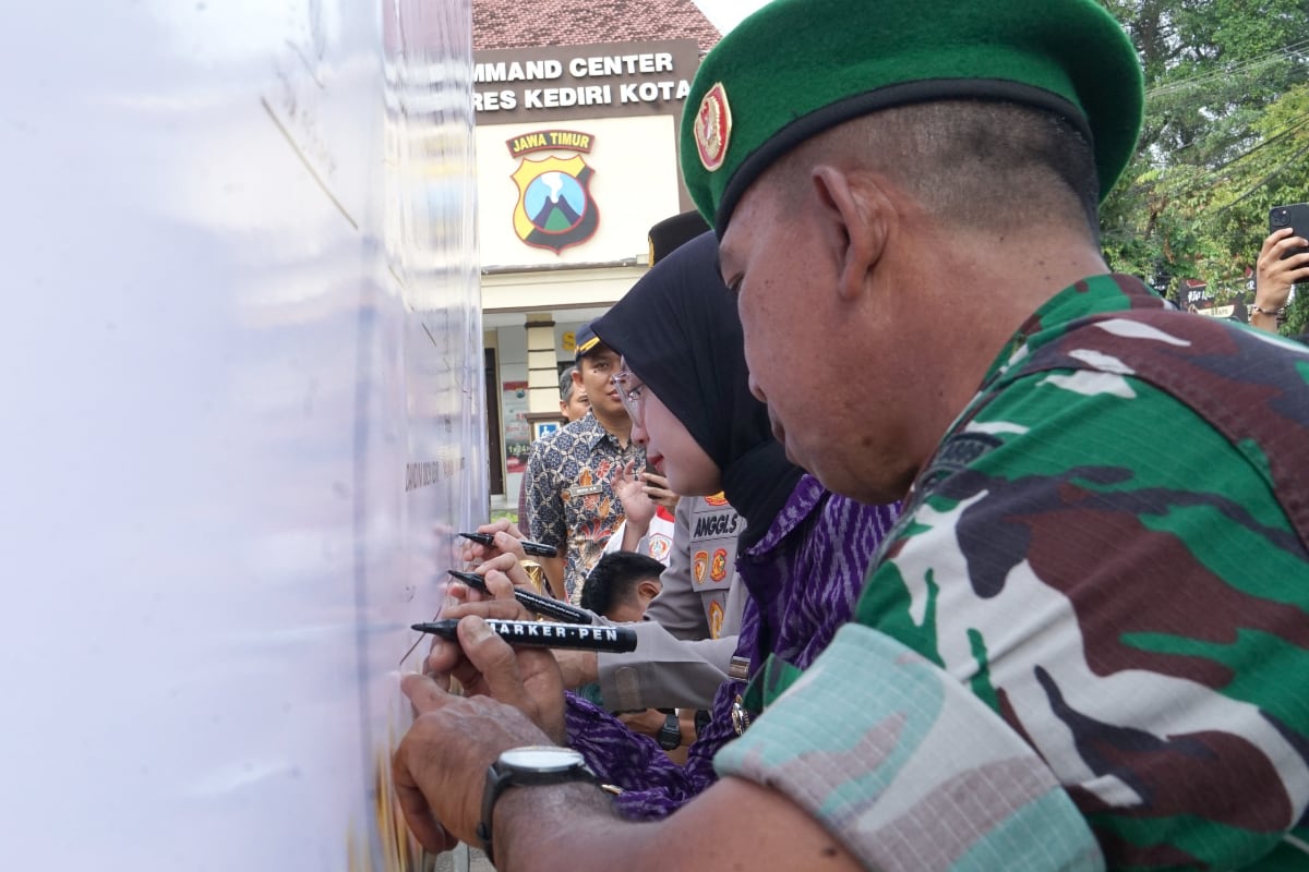 Wali Kota Kediri Teken Ikrar Sabuk Kamtibmas, Perkuat Sinergi Jaga Kondusivitas Kota Kediri 2 Wali Kota Kediri Teken Ikrar Sabuk Kamtibmas, Perkuat Sinergi Jaga Kondusivitas Kota Kediri