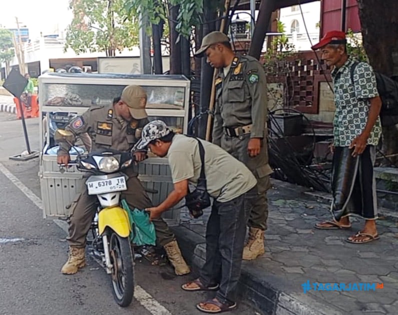 Patroli Cipta Kondisi Sidoarjo, Petugas Fokus Sterilisasi Trotoar dari Pedagang