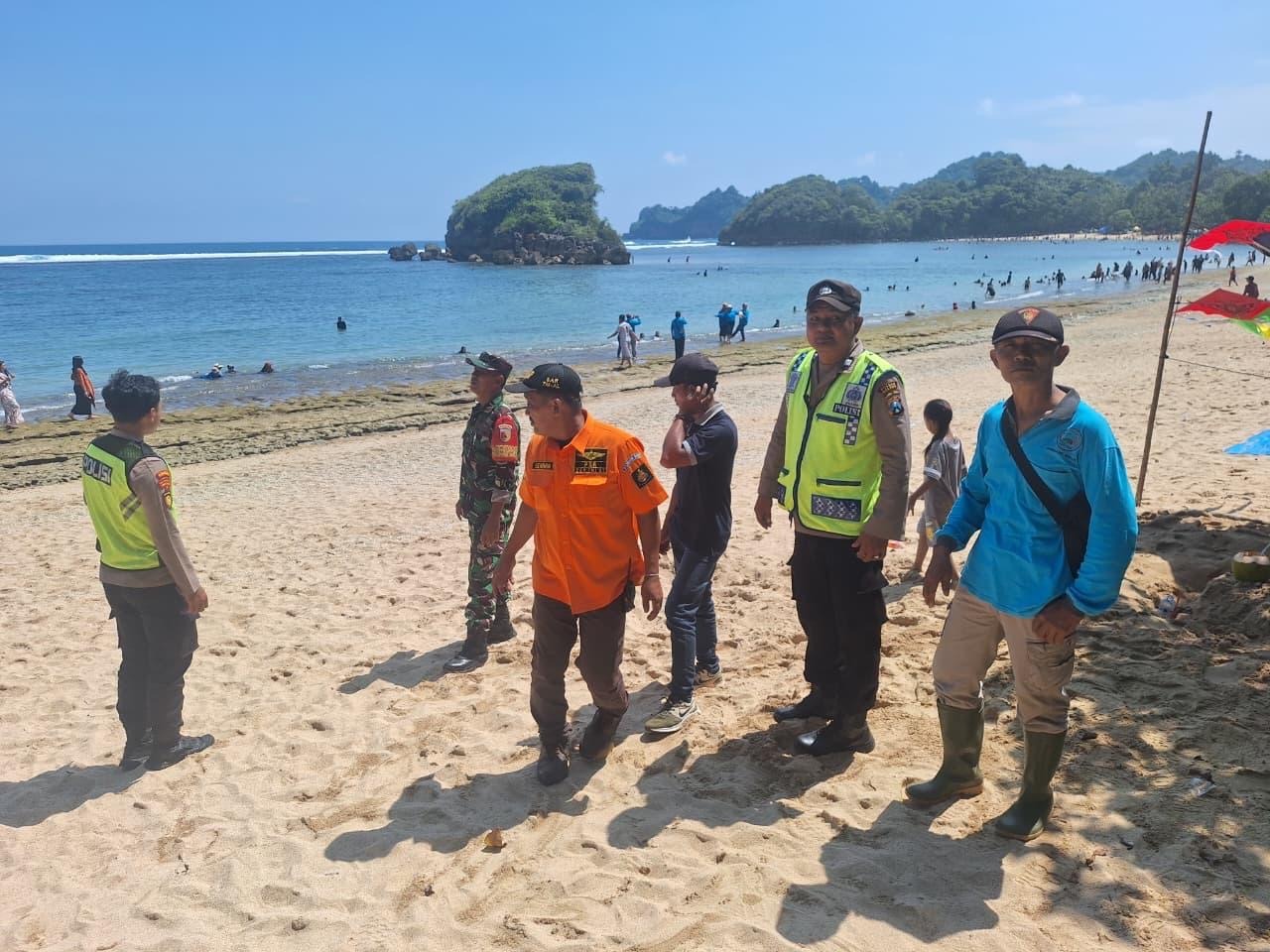 Libur Panjang, Ribuan Wisatawan Padati Kawasan Wisata Pantai Malang Selatan 5 4cde4d31 e879 4947 9fb7 6dcac19364ee