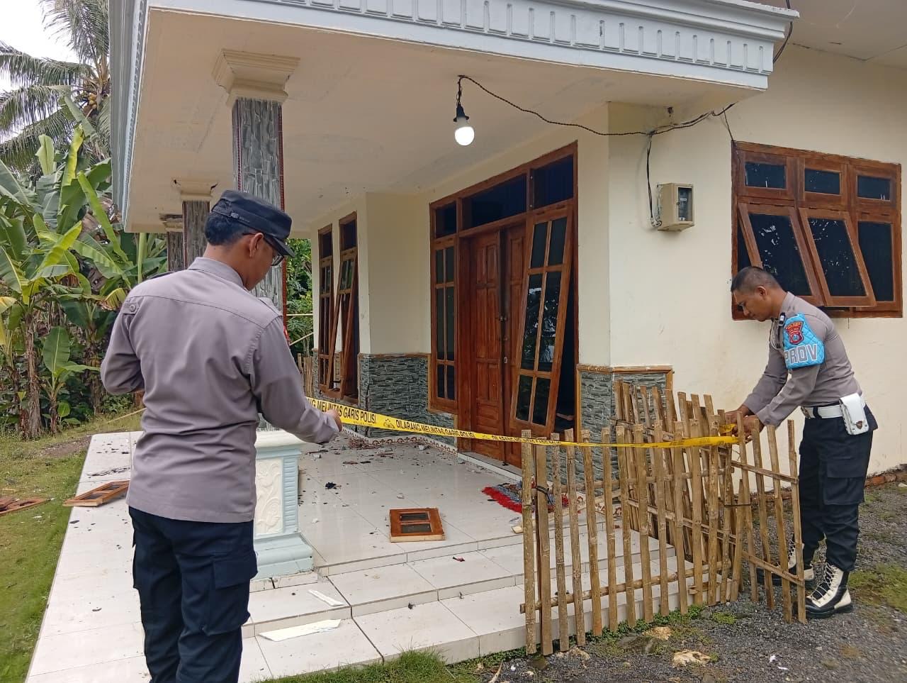 Rumah Warga Bantur Rusak Diduga Akibat Ledakan Bom Ikan 1 Rumah Warga Bantur Rusak Diduga Akibat Ledakan Bom Ikan