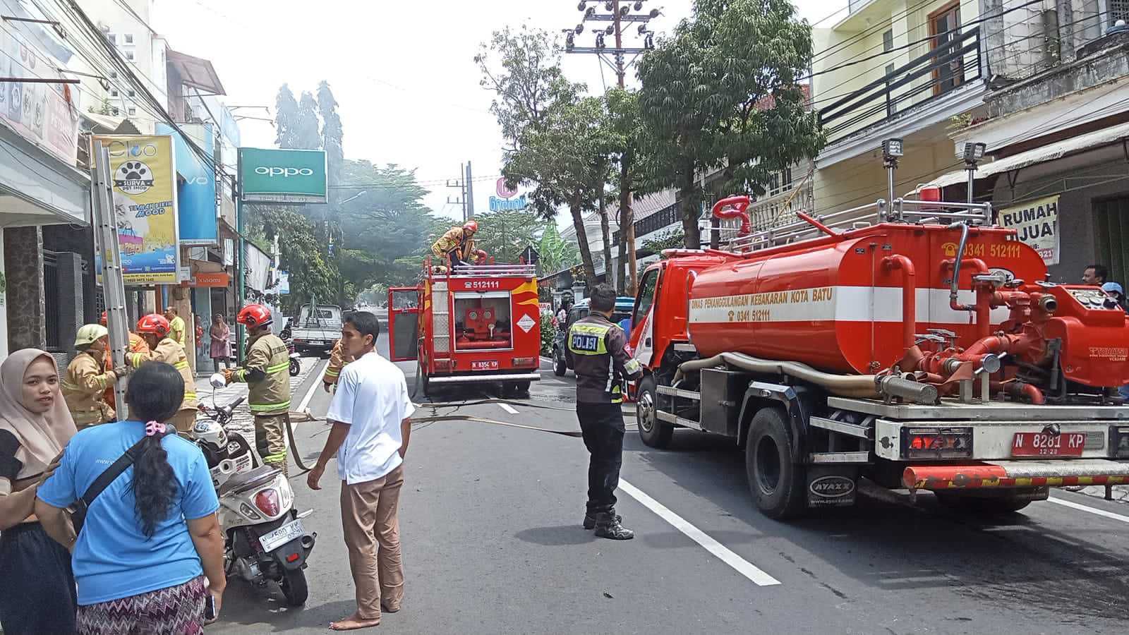 Diduga Korsleting, Kebakaran Mendadak Hanguskan Lantai Dua Surya Petshop Kota Batu