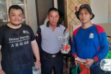 Petugas Damkar Evakuasi Ular dari Gudang Rumah Warga di Gedangan Sidoarjo