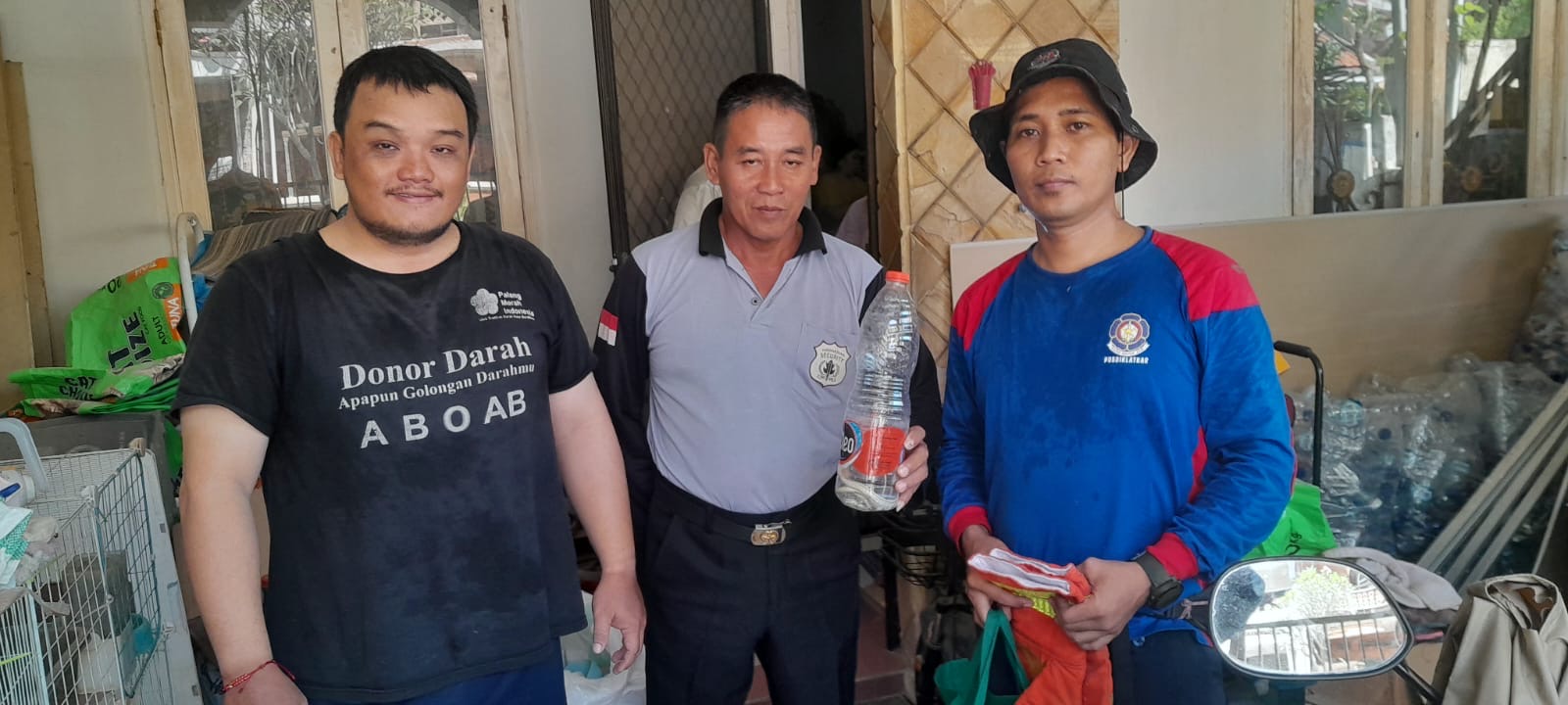 Petugas Damkar Evakuasi Ular dari Gudang Rumah Warga di Gedangan Sidoarjo