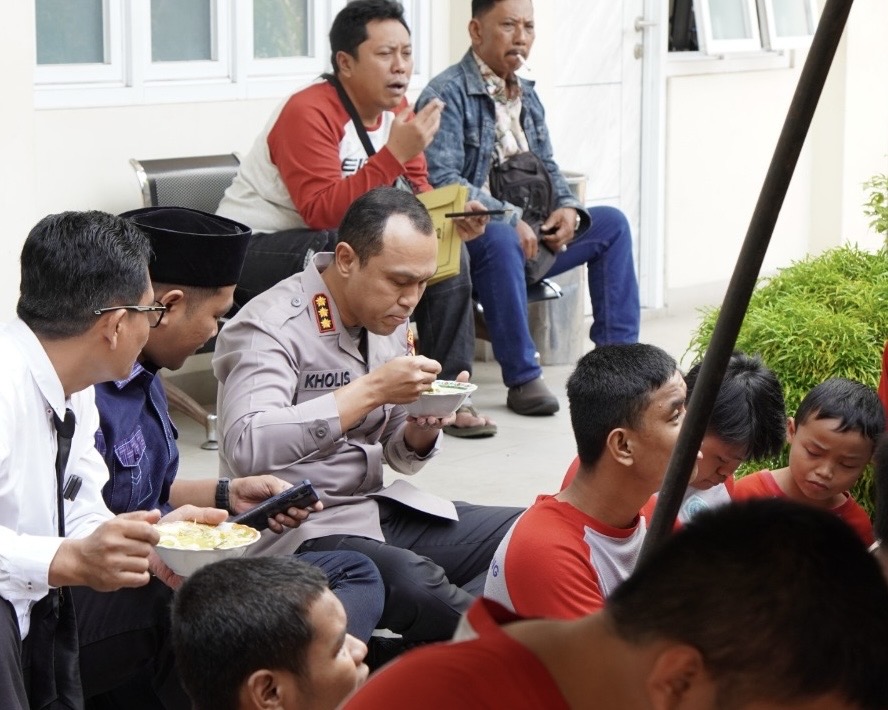 500 Porsi Sarapan Gratis Polresta Malang Kota Diserbu Warga dan Ojol