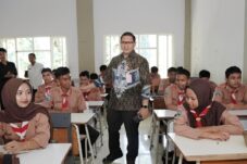 Batasi Gadget, Jatim Dorong Era Baru Sekolah Tanpa Distraksi 4 Batasi Gadget, Jatim Dorong Era Baru Sekolah Tanpa Distraksi