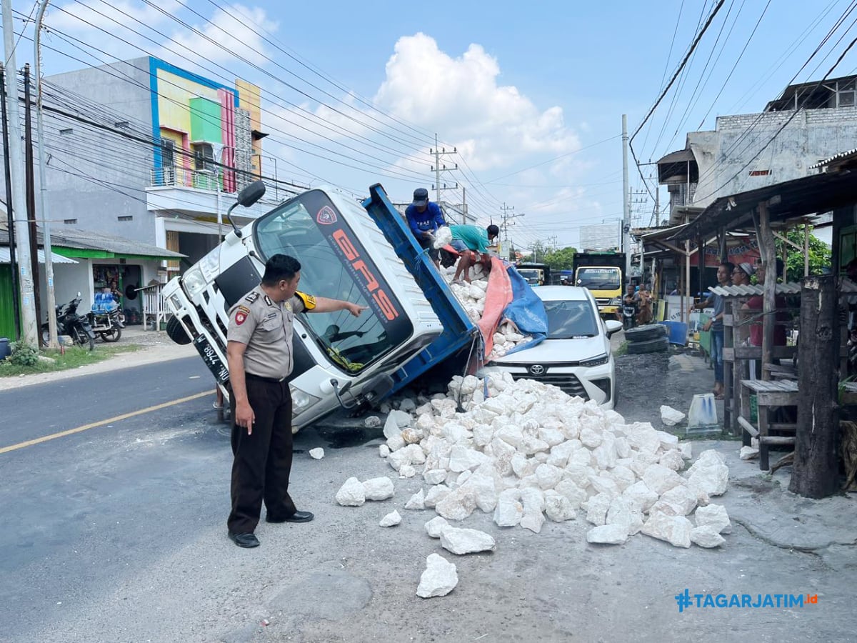 Dump Truck Alami Patah As di Lamongan, Diduga Kelebihan Muatan 18 Dump Truck Alami Patah As di Lamongan, Diduga Kelebihan Muatan