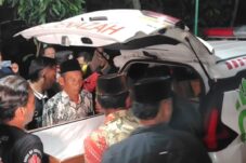 Duka Keluarga Sambut Kedatangan Jenazah Korban Kecelakaan Kereta Api di Bekasi