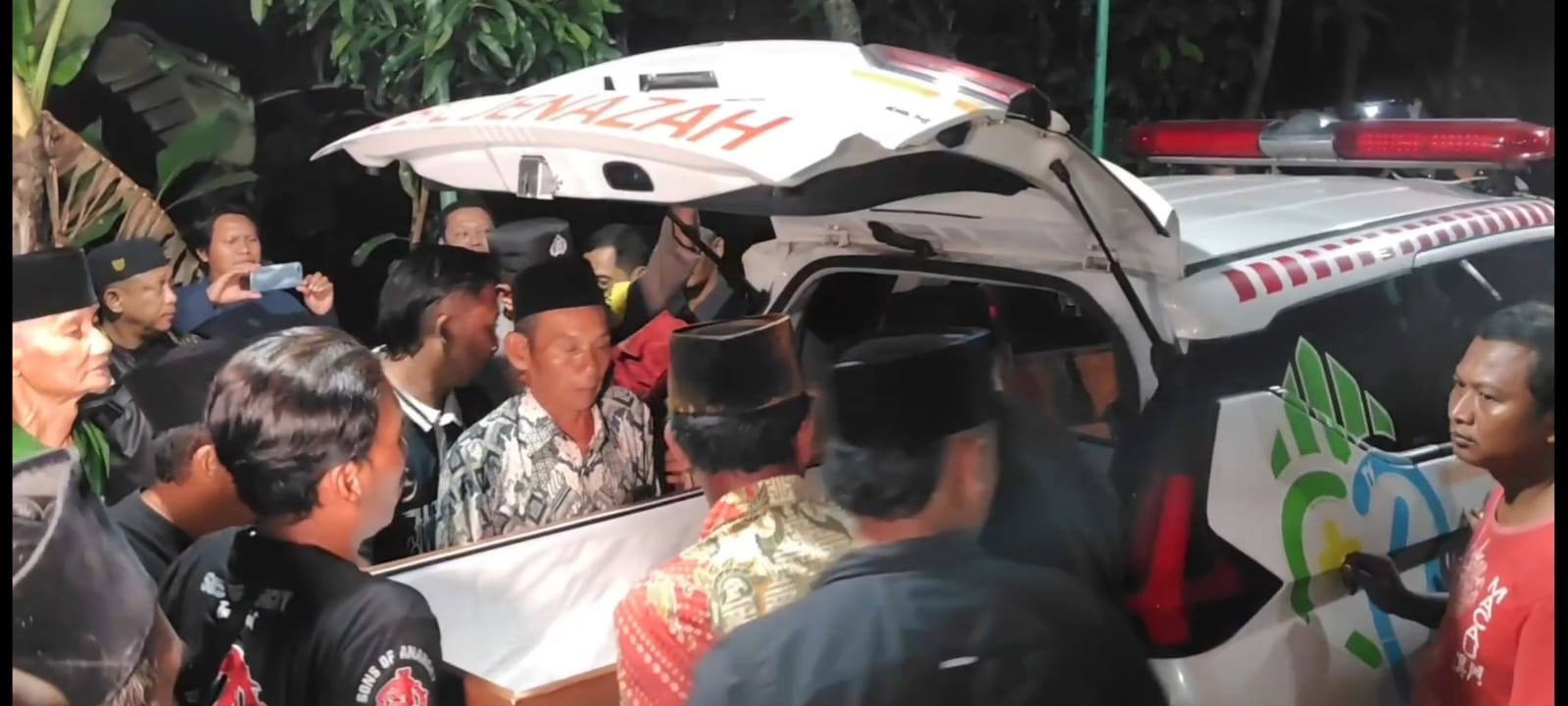 Duka Keluarga Sambut Kedatangan Jenazah Korban Kecelakaan Kereta Api di Bekasi 11 Duka Keluarga Sambut Kedatangan Jenazah Korban Kecelakaan Kereta Api di Bekasi
