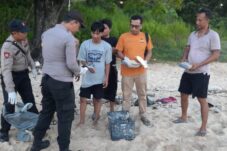 Polisi Amankan 27,8 Kilogram Diduga Kokain yang Terdampar di Pantai Sumenep 17 Polisi Amankan 27,8 Kilogram Diduga Kokain yang Terdampar di Pantai Sumenep