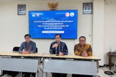SEMAR UB Resmi Diluncurkan, Perkuat Manajemen Risiko di Lingkungan Kampus 18 Rektor UB, Prof. Widodo (tengah) bersama Ketua Satuan Reformasi Birokrasi, Ngesti Dwi Prasetya (kiri) saat konferensi pers launching aplikasi SEMAR di Guest House UB, Kamis (30/4/2026). (Roni Waluyo/tagarjatim.id)