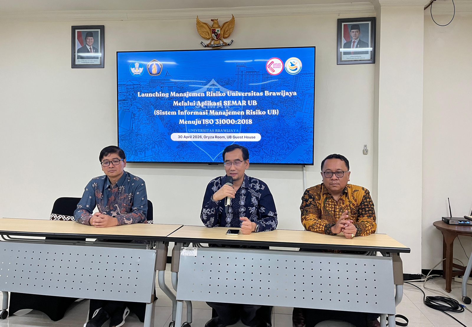 Rektor UB, Prof. Widodo (tengah) bersama Ketua Satuan Reformasi Birokrasi, Ngesti Dwi Prasetya (kiri) saat konferensi pers launching aplikasi SEMAR di Guest House UB, Kamis (30/4/2026). (Roni Waluyo/tagarjatim.id)
