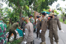 TNI dan Satpol PP Bersihkan Sampah di Jalan Poros Sugio 9 TNI dan Satpol PP Bersihkan Sampah di Jalan Poros Sugio