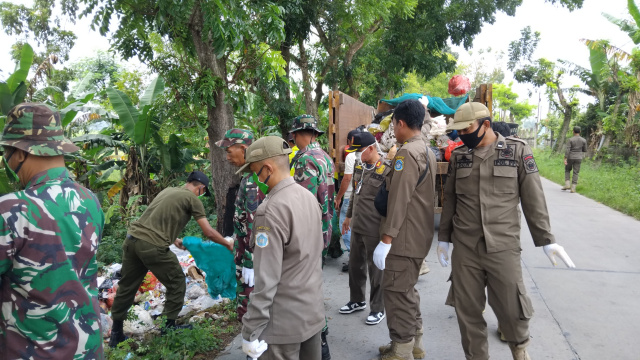 TNI dan Satpol PP Bersihkan Sampah di Jalan Poros Sugio