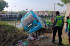 Kurang Konsentrasi, Mobil Elf Terjun ke Sungai di Karangbinangun Lamongan 19 Kurang Konsentrasi, Mobil Elf Terjun ke Sungai di Karangbinangun Lamongan