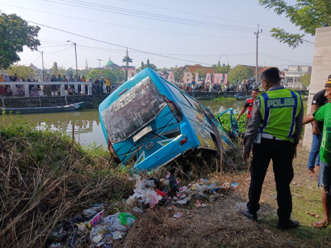 Kurang Konsentrasi, Mobil Elf Terjun ke Sungai di Karangbinangun Lamongan