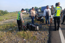 Diduga Terobos Lampu Merah, Pengendara Motor Terlibat Laka di Lamongan 11 Diduga Terobos Lampu Merah, Pengendara Motor Terlibat Laka di Lamongan