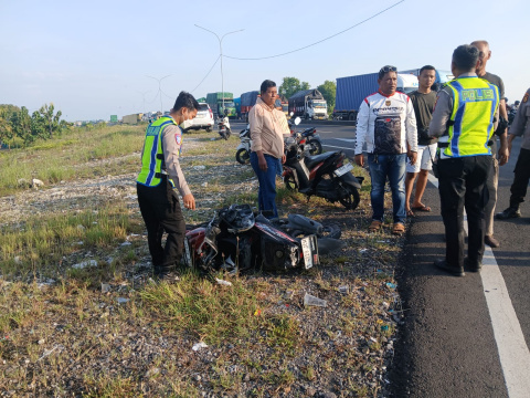 Diduga Terobos Lampu Merah, Pengendara Motor Terlibat Laka di Lamongan
