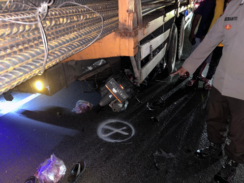 Tabrak Tronton yang Berhenti di Pinggir Jalan, Lansia di Sidoarjo Tewas di Tempat