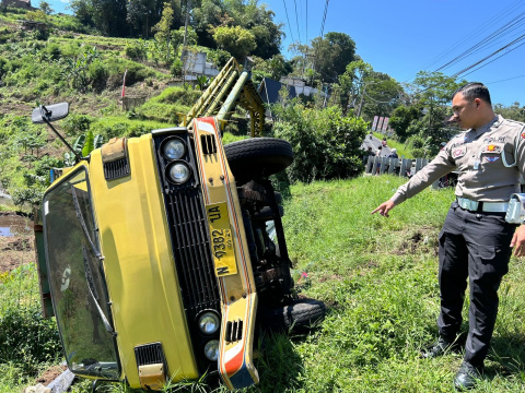 Gagal Nanjak, Truk Hino Masuk Jurang 4 Meter di Giripurno