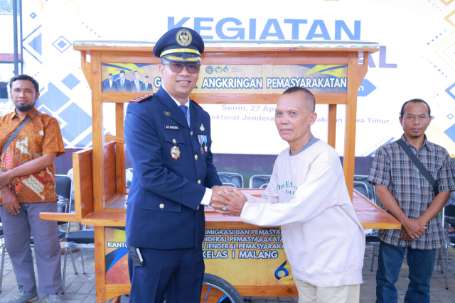 Hari Bakti Pemasyarakatan Ke-62, Kanwil Kemenimipas Jatim Bagikan 42 Gerobak Usaha untuk Keluarga Warga Binaan