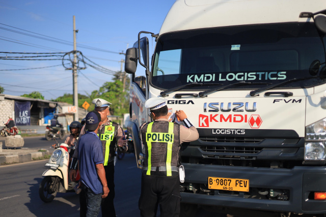 Satlantas Polres Gresik Tindak Tegas Truk Langgar Jam Operasional di Pantura 8 Satlantas Polres Gresik Tindak Tegas Truk Langgar Jam Operasional di Pantura
