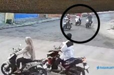 Ibu Rumah Tangga di Sidoarjo Luka-luka Usai Terjatuh Akibat Dijambret 4 Ibu Rumah Tangga di Sidoarjo Luka-luka Usai Terjatuh Akibat Dijambret