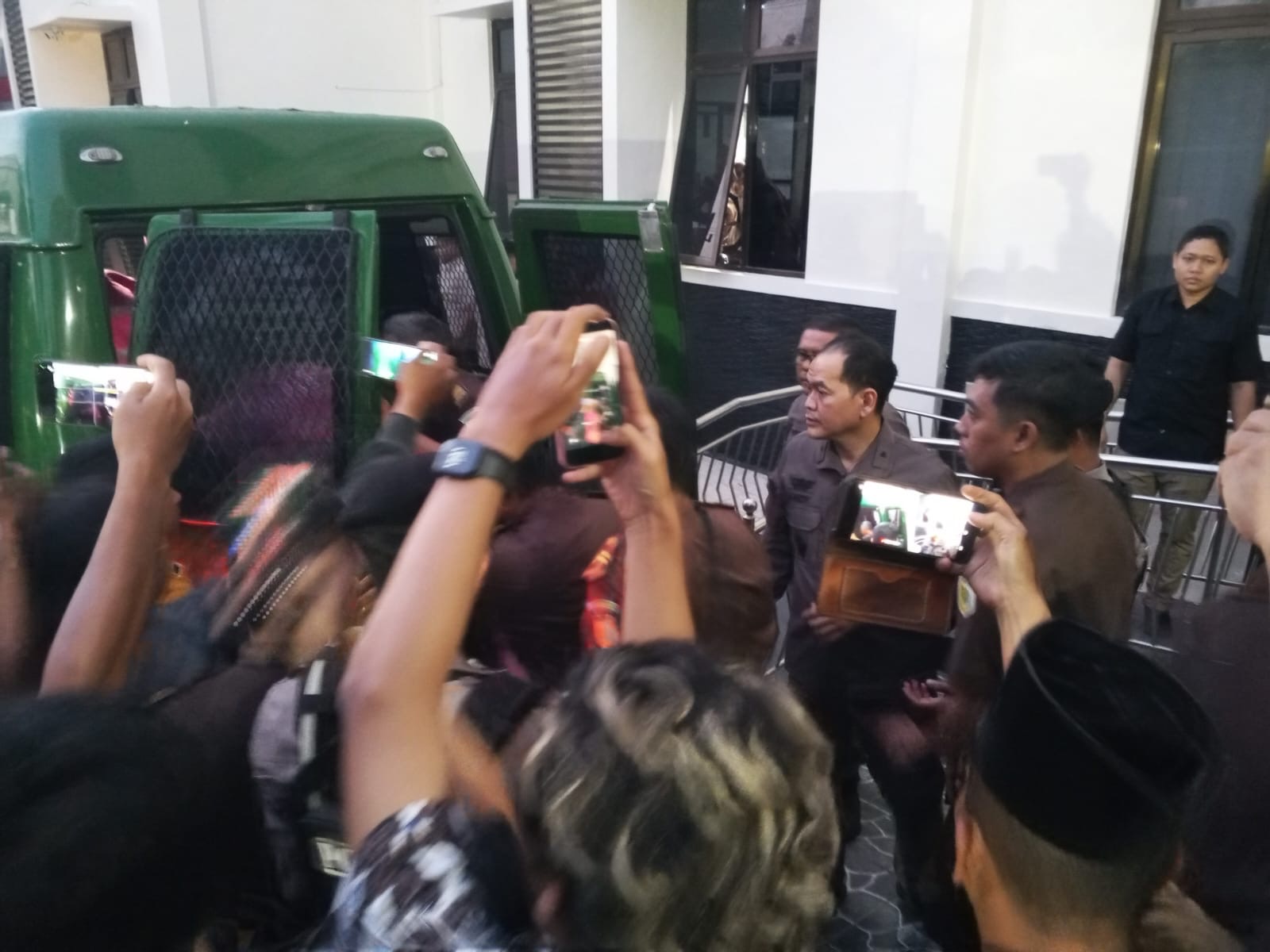 Dugaan Korupsi Pokir, Kejari Magetan Tahan 3 Anggota DPRD Magetan dan 3 Tenaga Pendamping Dewan 15 Dugaan Korupsi Pokir, Kejari Magetan Tahan 3 Anggota DPRD Magetan dan 3 Tenaga Pendamping Dewan