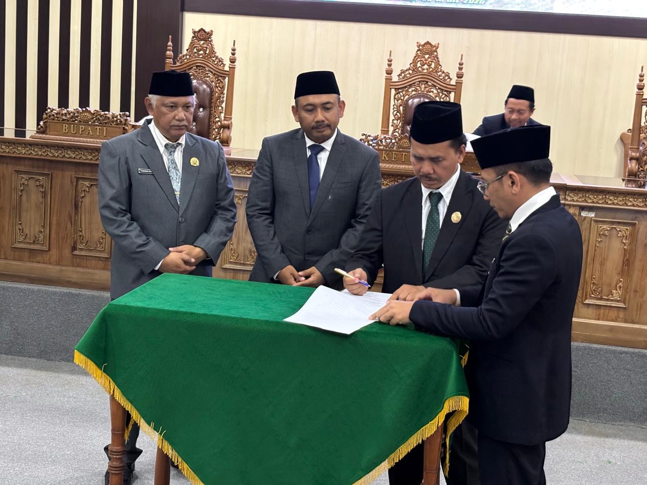 DPRD Ngawi Gelar Paripurna LKPJ Bupati Ngawi dan Pengambilan Keputusan 3 Raperda Inisiatif Serta 1 Raperda Eksekutif 2 DPRD Ngawi Gelar Paripurna LKPJ Bupati Ngawi dan Pengambilan Keputusan 3 Raperda Inisiatif Serta 1 Raperda Eksekutif