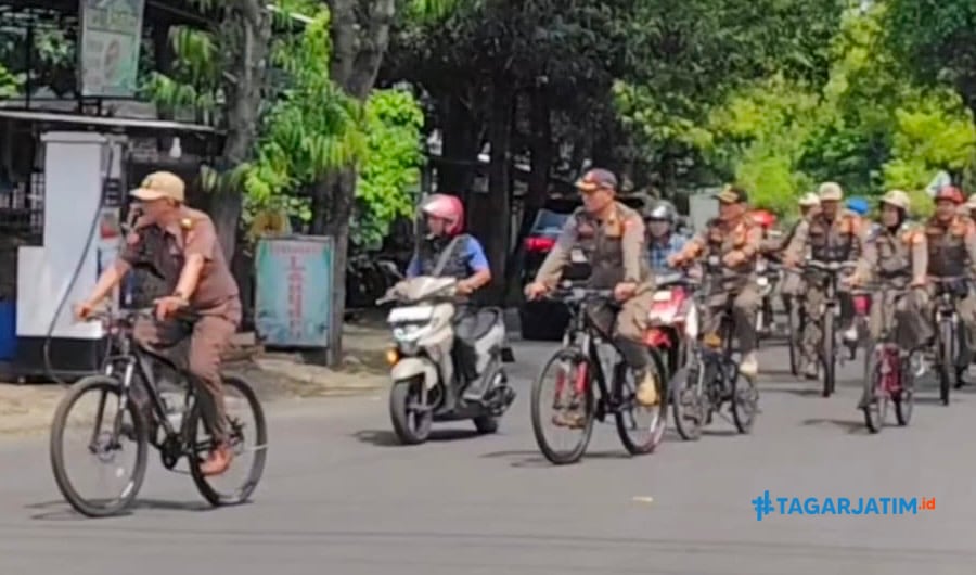 Efisiensi BBM, Satpol PP Ngawi Patroli Naiki Sepeda Angin
