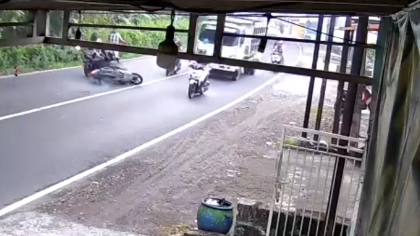 Kecelakaan Maut di Lebo Sidoarjo, Pemotor Tergelincir lalu Terseret Dump Truk hingga Tewas
