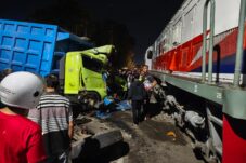 Terobos Perlintasan, Truk Tertemper KA Dhoho di Blitar